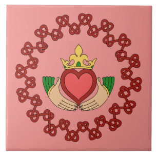 Carreau Claddagh et Knotwork rouge sur le rose