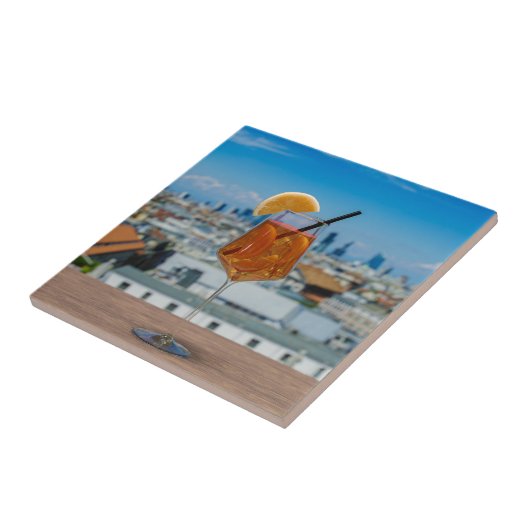 Carreau Cocktail Spritz sur une table avec vue sur Milan (Côté)