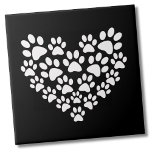 Carreau Coeur Empreinte de patte noir blanc<br><div class="desc">Utilisez-vous pour un joli cadeau de trinket, ou obtenez une tonne pour décorer le bureau d'un vétérinaire ou une zone de lavage de chien de votre maison. Vous pouvez modifier la couleur de l'arrière - plan. Ce joli design empreinte de patte est parfait pour les amoureux des animaux de compagnie...</div>