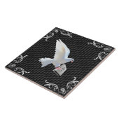 CARREAU COLOMBE DE BLANC TENANT LA BIBLE (Côté)