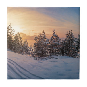 Carreau Coucher de soleil sur la forêt gelée de neige près
