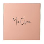 Carreau Couleur de tendance - Soft Peach Name Carrelage en<br><div class="desc">Voici l'ombre printanière branchée : Soft Pastel Peach. Élevez votre décor de maison avec notre céramique moderne et élégant, avec un nom personnalisable dans une police manuscrite charmante, ressemblant à une signature. Son design élégant et minimaliste, dans des couleurs solides, dégage un charme intemporel, ce qui en fait un cadeau...</div>