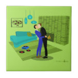 Carreau Couple gay rétro en amour<br><div class="desc">Ce Couple Gay Retro en Love   Tiledesign est le parfait mélange de passion et de kitsch. Le style des années 60, design minimaliste d'art, dispose d'un couple gay attrayant s'embrasser au milieu de là impeccablement décoré capsule de temps maison. La cheminée en brique vert citron donne l'ambiance aux messieurs...</div>