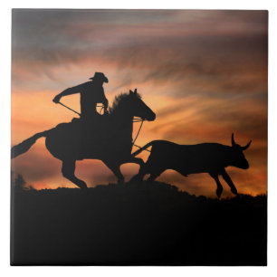 Carreau Cowboy Roping Steer au coucher du soleil