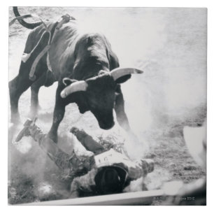 Carreau Cowboy sur la terre après être tombé taureau