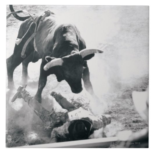 Carreau Cowboy sur la terre après être tombé taureau (Devant)