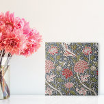Carreau Cray Textile Floral William Morris<br><div class="desc">Un carreau décoratif en céramique avec le motif textile floral de William Morris (1834-1896),  Cray (vers 1883). Fleurs rouges et roses sur un arrière - plan gris foncé. Morris était un artiste britannique du mouvement Arts and Crafts.</div>