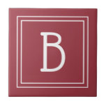 Carreau Crimson monogramme moderne rouge et blanc initial<br><div class="desc">Monogramme personnalisé moderne et élégant ajouté à la mosaïque décorative de style simple et chic en rouge et blanc pourpre. Super idée cadeau ! Customisez facilement avec l'outil de design pour en faire votre propre ! Contactez-moi à l'adresse beachpausedesigns@gmail.com si vous avez besoin d'aide ou si vous avez des questions...</div>