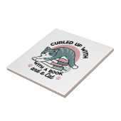 Carreau Curieux avec un livre et un chat - Lecture confort (Côté)