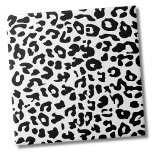 Carreau Cute animal Imprimer Motif noir blanc léopard<br><div class="desc">Utilisez cette tuile de motif empreinte de léopard mignonne et funky comme toile de fond pour customiser votre espace de vie. Vous pouvez également changer la couleur arrière - plan pour en faire votre propre look. De plus, vous pouvez même faire du motif de guépard noir une couleur complètement différente...</div>