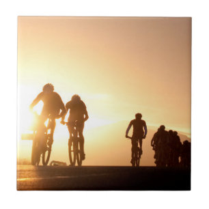 Carreau Cyclistes de VTT en route pour le sommet