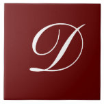 Carreau D Monogramme Blanc initial sur Maroon<br><div class="desc">LETTRE BLANCHE Classique Monogramme sur Arrière - plan rouge foncé Modèle,  D.</div>