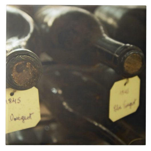 Carreau Dans la cave à vin souterraine : bouteilles couché (Devant)