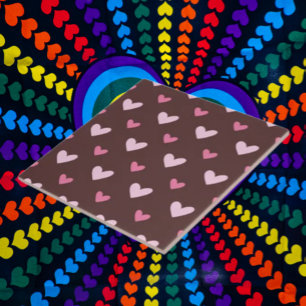Carreau de céramique Chéri – Cœurs roses sur choco