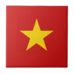 Carreau de céramique de drapeau du Vietnam<br><div class="desc">Cette conception comprend le drapeau vietnamien abilement remodelé pour adapter la surface carrée de tuile. Un article décoratif et utile qui ferait un cadeau parfait pour ceux comme qui pour se rappeler le Vietnam.</div>