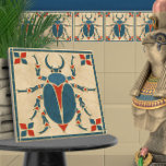 Carreau Dendroctone du scarab Art déco égyptien<br><div class="desc">Carrelage en céramique de Scarab Art Déco égyptien Présentation de la collection du patrimoine égyptien, inspirée par la beauté intemporelle de l'Égypte ancienne. Ces carreaux allient le rouge, le bleu et le sable traditionnel et apportent une touche d'histoire et d'élégance à votre maison. Parfaites pour les cuisines et les salles...</div>