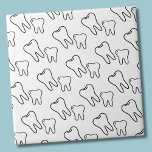 Carreau Dent<br><div class="desc">Un simple design de dents ou de dents noires et blanches, parfait pour un dentiste, un orthodontiste et plus ! Que vous souhaitiez utiliser ce carrelage comme petit dessous de verre ou trivet pour un verre ou une assiette... vous allez gros avec une réception ou tout le bureau, c'est à...</div>