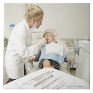Carreau Dentiste féminin examinant le petit garçon