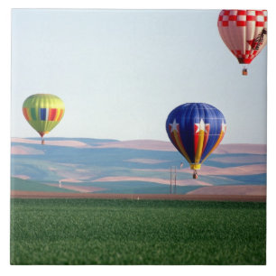 Carreau Des ballons à air chaud colorés flottent au-dessus