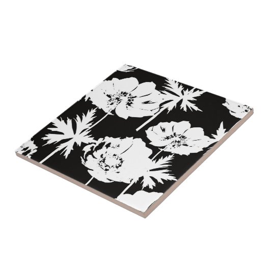 Carreau Des fleurs blanches sur du noir. (Côté)