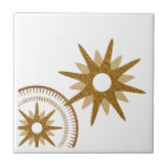 Carreau Design de départ céleste or et blanc<br><div class="desc">Carrelage moderne avec un design céleste élégant dispose d'un starburst vintage en or comme point focal, avec un médaillon de starburst décalé dans le coin inférieur. Un design simple et propre; une conception d'une collection de coordination. Créez votre propre conception personnalisée à l'aide des champs fournis, ou utilisez le bouton...</div>