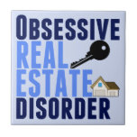 Carreau Désordre obsédant d'immobiliers drôle<br><div class="desc">L'humour d'agent immobilier pour un vrai agent immobilier qui est hanté avec la vente loge. Un cadeau drôle avec une clé et une maison là-dessus.</div>