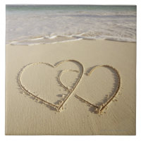 Deux coeurs sus-jacents dessinés sur la plage avec