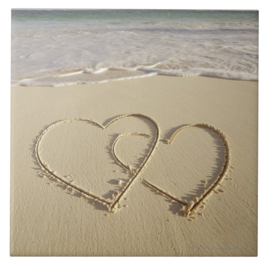 Carreau Deux coeurs sus-jacents dessinés sur la plage avec (Devant)