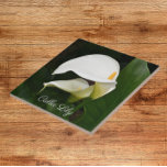 Carreau Deux Lys Calla Blanche Floral<br><div class="desc">Pour les amateurs de fleurs et de plantes ! Carrelage en céramique qui présente une photo de deux splendides Lys Calla blancs et leur feuillage vert. Un joli design floral ! Sélectionnez votre taille de tuile. Fais un joli trivet de cuisine !</div>