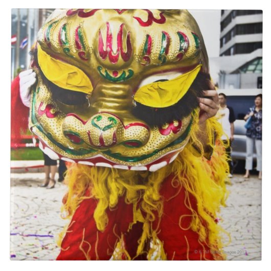 Carreau Deux personnes dans le costume chinois de dragon, (Devant)