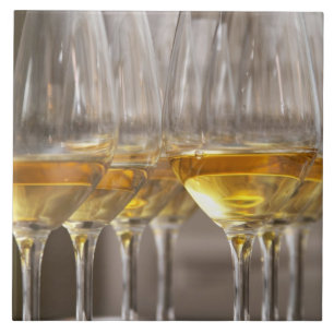 Carreau deux rangées de verres de dégustation de vin aux