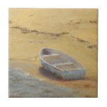 Carreau Dory d'été - Bateau sur la côte<br><div class="desc">Summer Dory par Marilyn Wendling. Bateau reposant sur la mer à l'approche des vagues.</div>