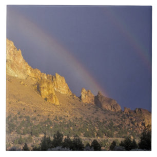 Carreau Double arc-en-ciel sur une formation rocheuse près