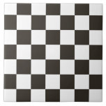 Carreau Drapeau À damiers (noir et blanc) (Motif du vérifi<br><div class="desc">Cette conception comporte un drapeau à damiers noir et blanc qui est généralement utilisé dans les courses automobiles pour indiquer la finale. Le drapeau est souvent associé au vainqueur d'une course, puisqu'ils sont les premiers à dépasser le drapeau à damiers. Le motif peut aussi être considéré comme influencé par un...</div>