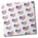 Carreau Drapeau américain patriotique<br><div class="desc">Cute little mignon Patriotic American Flag Rustic Heart Motif céramique tuile! Un motif aux coeurs de drapeau américain rustiques ou déprimés pour créer une image amusante en rouge, blanc et bleu ! Que vous souhaitiez utiliser ce carrelage comme petit dessous de verre ou trivet pour boire un verre ou une...</div>