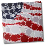 Carreau Drapeau américain patriotique unique<br><div class="desc">Cette impression patriotique abstraite cool présente un drapeau américain abstrait avec des étoiles et des rayures fluides. Le blanc rouge et le bleu sont composés de cercles de tailles différentes. USA Patriotique Rouge Bleu Bleu Américain Drapeau céramique</div>
