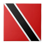 Carreau Drapeau de Trinité-et-Tobago en céramique<br><div class="desc">Ce dessin est constitué du drapeau de Trinité-et-Tobago astucieusement remodelé pour s'adapter à la surface du carrelage carré. Un objet décoratif et utile qui ferait un cadeau parfait pour ceux qui aiment se souvenir de Trinité-et-Tobago.</div>