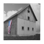 Carreau Drapeaux de nos agriculteurs - Grange avec drapeau<br><div class="desc">Drapeaux de Nos Fermiers XVI par James McLoughlin. Photo en noir et blanc d'une grange avec un drapeau américain.</div>
