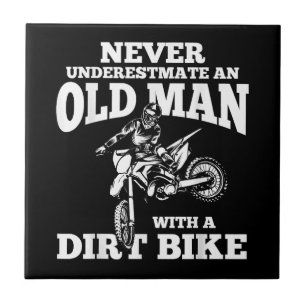 Carreau Drôle Cadeaux Ne Sous-Estime Jamais Un Vieux Homme