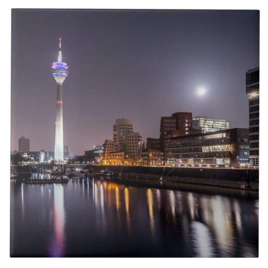 Carreau Düsseldorf, port des médias, (Devant)