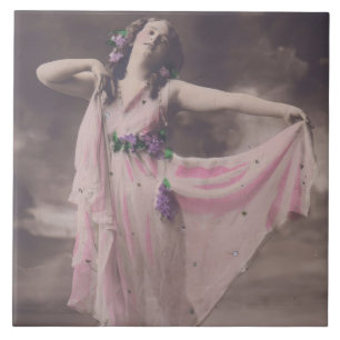 Carreau Élégance vintage en Robe Florale Rose
