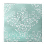 Carreau Elégant Carrelage Turquoise Damas<br><div class="desc">Flugubre blanc damassé et motif floral sur arrière - plan turquoise pastel doucement ombragé.</div>