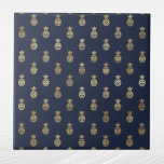 Carreau Élégant Marine Blue Gold Pineappy<br><div class="desc">Carreaux bleu marine avec ananas en or. Le code hexadécimal pour bleu marine est #202A44.</div>
