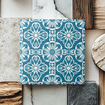 Carreau Élégant Motif portugais Turquoise symétrique blanc<br><div class="desc">Ce Motif portugais Turquoise Elégant symétrique en céramique blanche présente un motif d'inspiration vintage de motifs floraux complexes turquoises et blancs, parfaitement symétrique pour apporter un sens de l'équilibre et de l'harmonie à tout espace. Avec ses formes géométriques et décoratives raffinées, ce carrelage exhale une esthétique luxueuse et sophistiquée, idéale...</div>