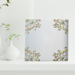 Carreau Elégant Ornat Or Ornate Baroque Filigree Bordure<br><div class="desc">Un magnifique carrelage décoratif en céramique, qui dégage élégance par un design captivant. Une bordure en faux or sophistiquée orne gracieusement la périphérie, délicatement accentuée par des joyaux turquoise fascinants. Placé dans un décor métallique argenté lustré, ce carrelage dégage une allure intemporelle, ce qui en fait un complément parfait à...</div>