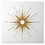 Carreau Élégant Starburst Or | Grand<br><div class="desc">Carrelage décoratif d'inspiration moderne du milieu du siècle, orné de starburst dorée vintage et rétro, qui sert de point central, complété par des éléments de conception starburst moderne. Un design simple et épuré de démarrage dans une palette de couleurs or et blanc. Une conception d'une collection de coordination. Conçu comme...</div>