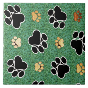 Carreau Empreinte de patte bronzage et noir sur l'herbe