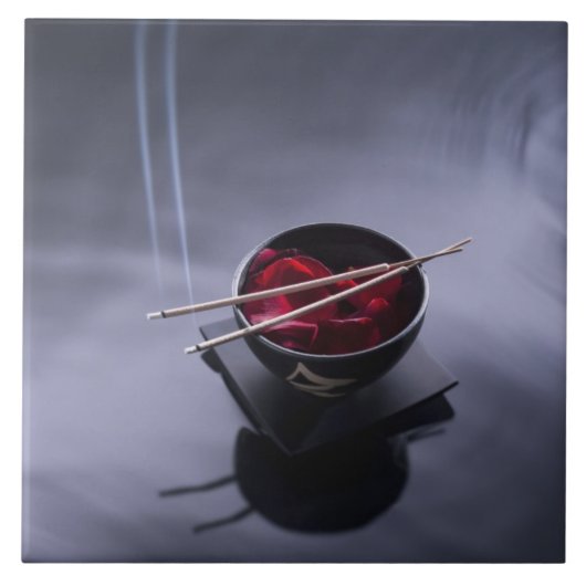 Carreau Encens brûlant sur la cuvette de pétales (Devant)