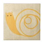 Carreau Escargot jaune sur Arrière - plan crème<br><div class="desc">Cet escargot jaune est bien plus mignon que de vrais escargots ! Empreinte chariklia Zarris,  l'arrière - plan crème se marie bien avec la couleur jaune de l'escargot. Un grand morceau à placer sur le mur d'une chambre d'enfant !</div>