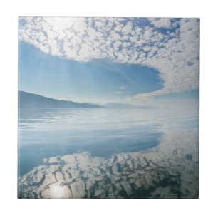 Carreau États-Unis, Alaska, baie Freshwater. Nuages réfléc